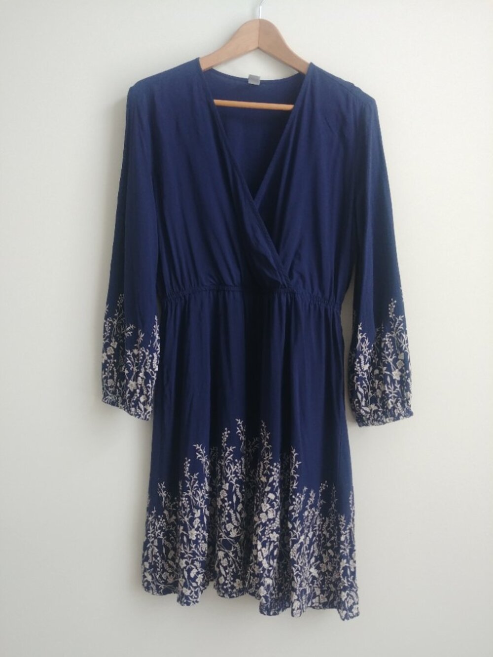 Old Navy Medium lightweight draped V neck front navy blue dress cream floral